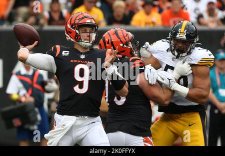 Photo: Bengals Tre Flowers breaks up the pass to Steelers Pat Freiermuth -  KYP20220911040 