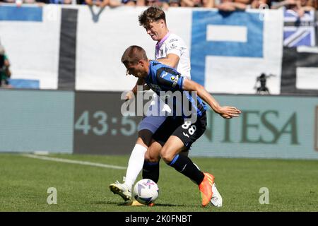 Atalanta's Croatian midfielder Mario Pasalic challenges for the ball with Cremonese’s Scottish defender Jack Hendry during the Serie A football match between Atalanta vs Cremonese at the Gewiss Stadium Bergamo, north Italy, on September 11, 2022. Stock Photo
