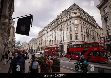London, UK. 11th Sep, 2022. A black flag with the Apple logo and mourning floor hangs outside an Apple store on Regent Street. Britain's Queen Elizabeth II died on Sept. 8, 2022, at the age of 96. Credit: Christian Charisius/dpa/Alamy Live News