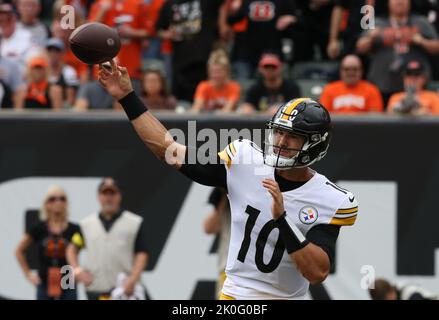 Photo: Bengals Tre Flowers breaks up the pass to Steelers Pat