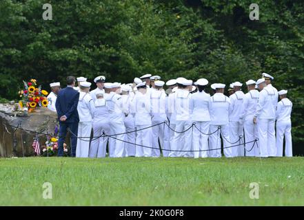 https://l450v.alamy.com/450v/2k0g0f8/shanksville-united-states-10th-sep-2022-crew-members-of-the-uss-somerset-gather-around-the-boulder-marking-the-crash-site-of-flight-93-at-the-flight-93-national-memorial-on-sunday-september-11-2022-near-shanksville-pennsylvania-photo-by-archie-carpenterupi-credit-upialamy-live-news-2k0g0f8.jpg