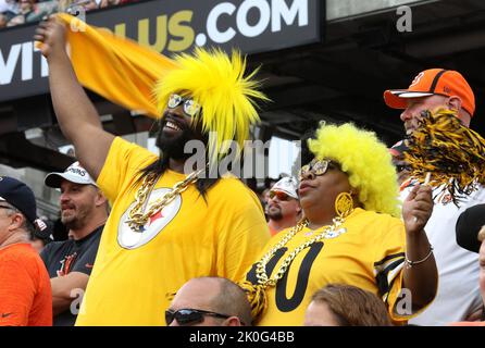 Photo: Bengals Tre Flowers breaks up the pass to Steelers Pat Freiermuth -  KYP20220911040 