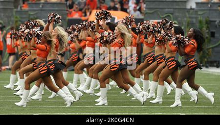 Photo: Bengals Tre Flowers breaks up the pass to Steelers Pat Freiermuth -  KYP20220911040 