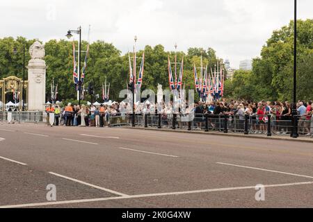 People waiting in the long queue to pay respect at Buckingham Palace Stock Photo