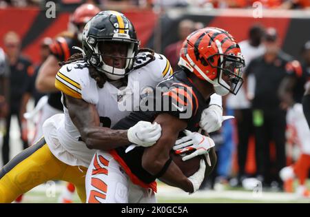 Photo: Bengals Tre Flowers breaks up the pass to Steelers Pat Freiermuth -  KYP20220911040 