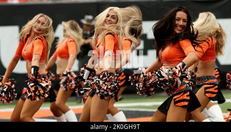 Photo: Bengals Tre Flowers breaks up the pass to Steelers Pat Freiermuth -  KYP20220911040 