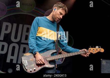 Simon Rix performs live with Kaiser Chiefs on stage at the festival. Pub in The Park, now the biggest food and music festival to tour the UK made a stop at St Albans in Hertfordshire Saturday afternoon the live music stage featured music artists Kaiser Chiefs - Ricky Wilson, Andrew White, Simon Rix, Vijay Mistry and Nick 'peanut' Baines, Melanie C/ Mel C who is best known as one of the five members of the Spice Girls, during which time she was nicknamed Sporty Spice and the band Dodgy. Also spotted around the festival site were 'Hairy Biker'- Si King and Adam Woodyatt best known for his role Stock Photo