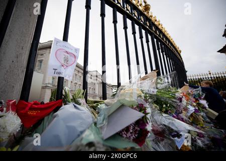 London, UK. 11th Sep, 2022. Flowers tributes seen outside the gate of the Buckingham Palace. Thousands of millions of people from all over the world continue to come to the Buckingham Palace to pay tributes to Queen Elizabeth II, who was in her throne for more than 70 years and died on 8th September 2022. Credit: SOPA Images Limited/Alamy Live News