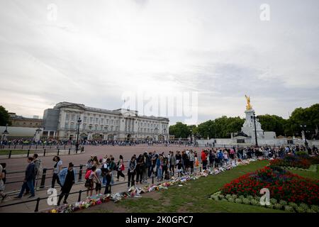 London, UK. 11th Sep, 2022. The view of people paying tributes to Queen Elizabeth II at the Buckingham Palace. Thousands of millions of people from all over the world continue to come to the Buckingham Palace to pay tributes to Queen Elizabeth II, who was in her throne for more than 70 years and died on 8th September 2022. Credit: SOPA Images Limited/Alamy Live News
