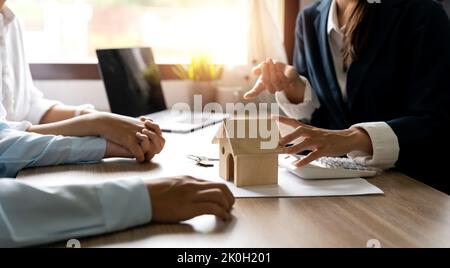 Sales agents offer interest rate contracts on home installments and home purchases for clients to sign contracts in real estate agencies. mortgage Stock Photo