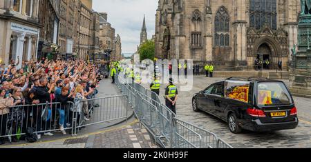 Edinburgh, UK. 11th Sep, 2022. Royal Mile. The coffin of the late Queen Elizabeth II arrives into Edinburgh City Centre today on its journey from Balmoral to Holyrood Palace. The coffin and procession of cars passed thousands of members of the public who lined the Royal Miles and broke into applause the coffin passed by. This is a view of St Giles Cathedral, where the Queens coffin will be taken to tomorrow with members of the Royal Family following. Pic Credit: phil wilkinson/Alamy Live News Stock Photo