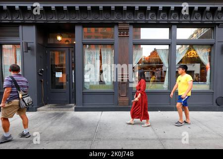 Golden Diner, 123 Madison St, New York, storefront photo of an Asian diner serving updated American classics in Manhattan Chinatown/Lower East Side Stock Photo