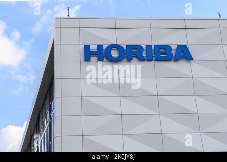 Barleben, Germany. 12th Sep, 2022. An employee of 