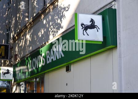 the-black-horse-lloyds-bank-exterior-logo-high-street-grantham