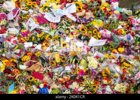 London UK. 12 September 2022.  Floral tributes by members of the public are being placed in Saint James  Park after being moved from Buckingham Palace following the death of Her Majesty Queen Elizabeth II, the longest serving British monarch who died aged 96 at Balmoral castle Scotland Credit: amer ghazzal/Alamy Live News Stock Photo