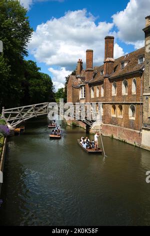 The old, iconic, arched, wood, pedestrian Mathematical Bridge over the river Cam with people punting. In Cambridge, England, United Kingdom. Stock Photo