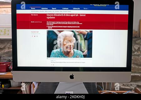 Death of Queen Elizabeth II announced on Guardian newspaper website on desktop home computer screen the day she dies on 8th September 2022 in UK Stock Photo