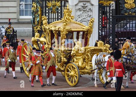 4th June 2002 - Queen Elizabeth II and Prince Philip leave Buckingham Palace in the Gold State Coach for her Golden Jubilee parade along the Mall Stock Photo