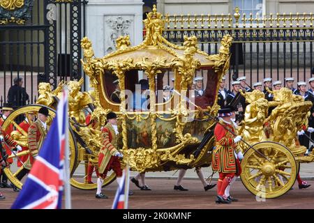 4th June 2002 - Queen Elizabeth II and Prince Philip leave Buckingham Palace in the Gold State Coach for her Golden Jubilee parade along the Mall Stock Photo