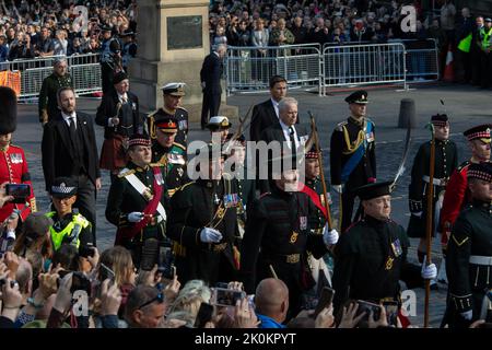 Edinburgh, Scotland, 12 September 2022.  The cortege carrying the coffin of Her Majesty Queen Elizabeth II, with King Charles III and members of the Royal Family walking behind, makes its way up the Royal Mile High Street towards St Giles Cathedral, passing the Mercat Cross, in Edinburgh, Scotland, 12 September 2022. Photo credit: Jeremy Sutton-Hibbert/ Alamy Live news. Stock Photo