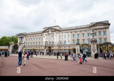 People gather around Buckingham Palace in central London ahead of the Platinum Jubilee celebrations. Stock Photo