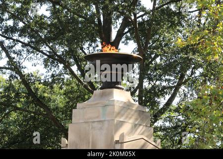 London, UK. 12th Sep, 2022. The plinths at the Commonwealth Memorial Gates are lit in tribute to Queen Elizabeth II at Constitution Hill, London, United Kingdom, 12th September 2022 (Photo by Carlton Myrie/News Images) in London, United Kingdom on 9/12/2022. (Photo by Carlton Myrie/News Images/Sipa USA) Credit: Sipa USA/Alamy Live News Stock Photo