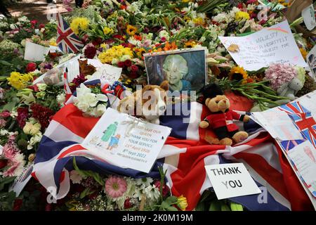 London, UK. 12th Sep, 2022. Members of the public lay flowers and observe thousands of messages, cards and teddy bears in tribute to the late Queen Elizabeth II in Green Park, London on Monday, September 12, 2022. Photo by Hugo Philpott/UPI Credit: UPI/Alamy Live News Stock Photo