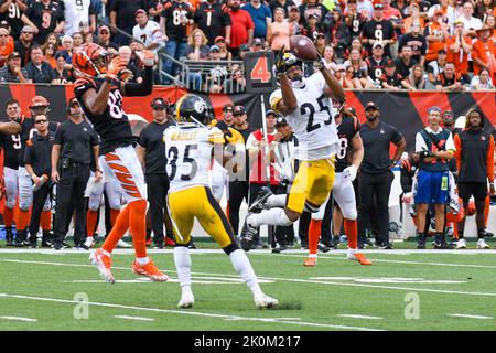 Pittsburgh Steelers cornerback Ahkello Witherspoon (25) plays against the  Tennessee Titans during an NFL football game, Sunday, Dec. 19, 2021, in  Pittsburgh. (AP Photo/Don Wright Stock Photo - Alamy