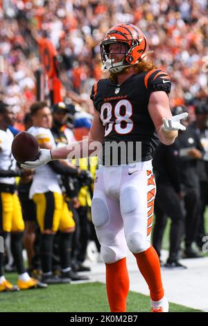 Cincinnati Bengals tight end Hayden Hurst (88) runs after making a