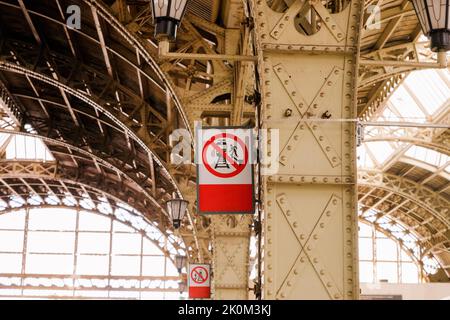 St. Petersburg, Russia - 07.11.2022: Interior of the Vitebsk railway station. Red vertical Warning sign 'Do not leap from platform'. Stock Photo