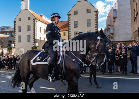 Royal Mile, Edinburgh, Scotland, UK, 12th September 2022. Queen Elizabeth II coffin procession: the hearse carrying the Queen's coffin is led by mounted police on horses. Credit: Sally Anderson/Alamy Live News Stock Photo