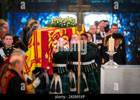 The bearer party carry the coffin of Queen Elizabeth II during a Service of Prayer and Reflection for her life at St Giles' Cathedral, Edinburgh. Picture date: Monday September 12, 2022. Stock Photo