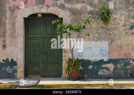 Decayed facade,historical center of Merida, Mexico Stock Photo