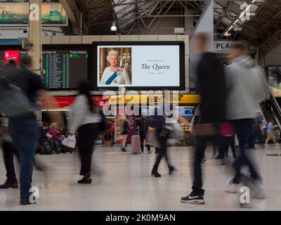 London, UK, 9th September 2022, Shot of Queen Elizabeth II tribute at Victoria Railway Station Stock Photo