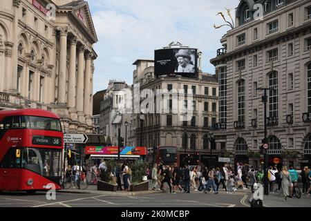 London, UK. 12 September, 2022. An image of Queen Elizabeth II is on display on a screen near Picadilly Circus, London following the death of Queen Elizabeth II on Thursday 8th. Picture date: Monday September 12, 2022, London. Credit: Isabel Infantes/Empics/Alamy Live News Stock Photo