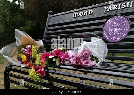Queen Elizabeth II Platinum Jubilee 2022 Bench With Flowers And A Balloon On It In Memory Of Her Death Stock Photo