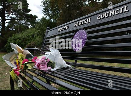 Queen Elizabeth II Platinum Jubilee 2022 Bench With Flowers And A Balloon On It In Memory Of Her Death Stock Photo