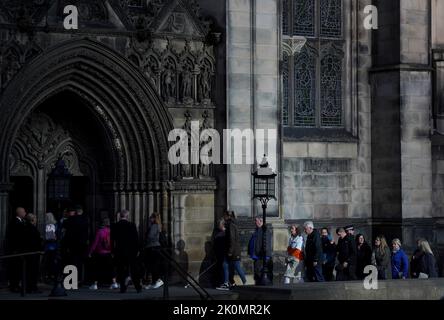 Members of the public queue as they wait to enter St Giles' Cathedral, Edinburgh, to view and pay their respects to Queen Elizabeth II's coffin, which will lie at rest in the cathedral for 24 hours. Picture date: Monday September 12, 2022. Stock Photo