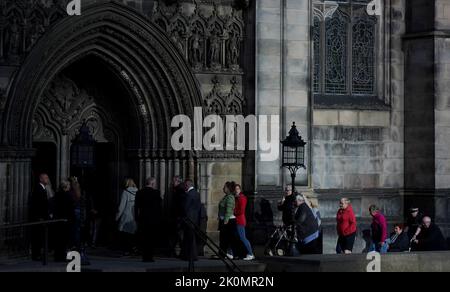 Members of the public queue as they wait to enter St Giles' Cathedral, Edinburgh, to view and pay their respects to Queen Elizabeth II's coffin, which will lie at rest in the cathedral for 24 hours. Picture date: Monday September 12, 2022. Stock Photo