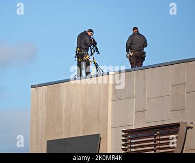 Holyrood, Edinburgh, Scotland, UK. 12th September 2022. Security for King Charles 111 at Scottish Parliament and  Holyrood Palace. Pictured: Armed Police Officers on the roof of Scottish Parliament while the King is in attendance. Credit: Arch White/alamy live news. Stock Photo