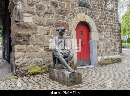 Aachen May 2021: Figure of a carving 'Pennsoldier' in bronze by Klaus Gehlen, 2007. Location: in front of the Marschiertor in Aachen, side towards the Stock Photo