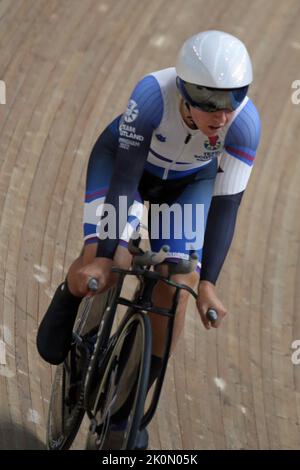 Neah EVANS of Scotland in the women's 3000m Individual Pursuit bronze medal race cycling at the 2022 Commonwealth games in the Velodrome, Queen Elizabeth Olympic Park, London. Stock Photo