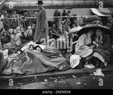 File photo dated 01/06/53 of a crowd of people waiting on The Mall for an all-night vigil for the Coronation procession. Issue date: Monday September 12, 2022. Stock Photo