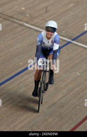 Neah EVANS of Scotland in the women's 3000m Individual Pursuit bronze medal race cycling at the 2022 Commonwealth games in the Velodrome, Queen Elizabeth Olympic Park, London. Stock Photo