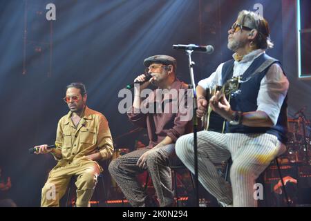 MIAMI, FLORIDA - SEPTEMBER 10: Florentino Primera, Servando Primera pand Yasmil Marrufo erform live on stage during the Servando y Florentino 'En Tu Ciudad' Tour 2022 at James L. Knight Center on September 10, 2022 in Miami, Florida. (Photo by JL/Sipa USA) Stock Photo