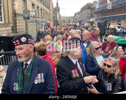 Members of the public queuing to enter St Giles' Cathedral, Edinburgh, to view and pay their respects to Queen Elizabeth II's coffin. Picture date: Monday September 12, 2022. Stock Photo
