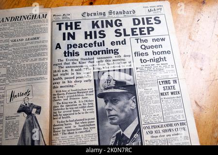 King George VI front page Evening Standard newspaper headline 'The King Dies in His Sleep' and 'The new Queen flies home' February 6 1952 London England UK Stock Photo