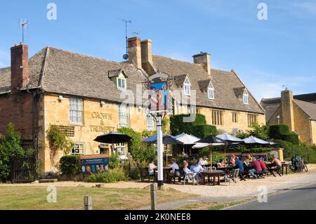 Crown and Trumpet Inn, a traditional 17th-century Cotswold stone pub in the picturesque village of Broadway, Cotswolds, Worcestershire, England, UK Stock Photo