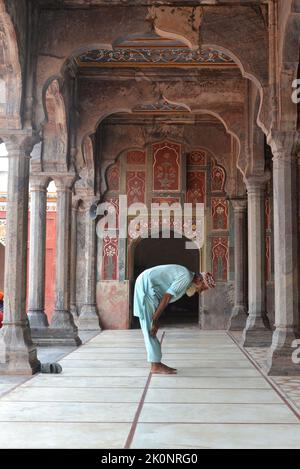 Pakistani photographers exploring historical Chiniot Shahi Mosque, Umer Hayat Mahal, and alternatively known as Gulzar Manzil during Chiniot Heritage Through Lens Photo Walk organized by Tourism Development Corporation of Punjab (TDCP) in district Chiniot. Shahi Mosque is a historic 17th century mosque located in Chiniot, Punjab, Pakistan. It was built under supervision of Mughal Grand Vizier Saadullah Khan,(Mughal Empire)|Saadullah Khan, Chiniot's Shahi Mosque, a Mughal masterpiece, was built by Nawab SaadulIah Khan during the regime of Emperor Shah Jahan. It was constructed during 1646 to 16 Stock Photo