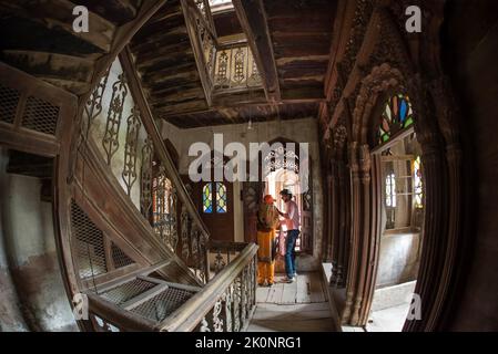 Pakistani photographers exploring historical Chiniot Shahi Mosque, Umer Hayat Mahal, and alternatively known as Gulzar Manzil during Chiniot Heritage Through Lens Photo Walk organized by Tourism Development Corporation of Punjab (TDCP) in district Chiniot. Shahi Mosque is a historic 17th century mosque located in Chiniot, Punjab, Pakistan. It was built under supervision of Mughal Grand Vizier Saadullah Khan,(Mughal Empire)|Saadullah Khan, Chiniot's Shahi Mosque, a Mughal masterpiece, was built by Nawab SaadulIah Khan during the regime of Emperor Shah Jahan. It was constructed during 1646 to 16 Stock Photo